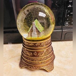 Taylor swift cabin snowglobe